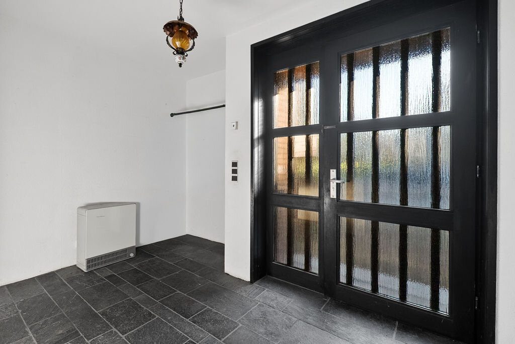 Immobilienangebot - Roetgen - Wohnen - Freistehendes Einfamilienhaus auf großzügigem Grundstück in Südwestlage mit 2 integrierten Garagen
