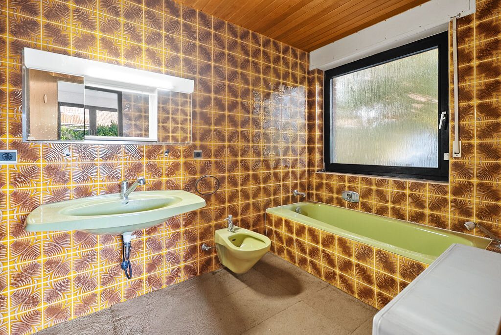 Immobilienangebot - Roetgen - Wohnen - Freistehendes Einfamilienhaus auf großzügigem Grundstück in Südwestlage mit 2 integrierten Garagen