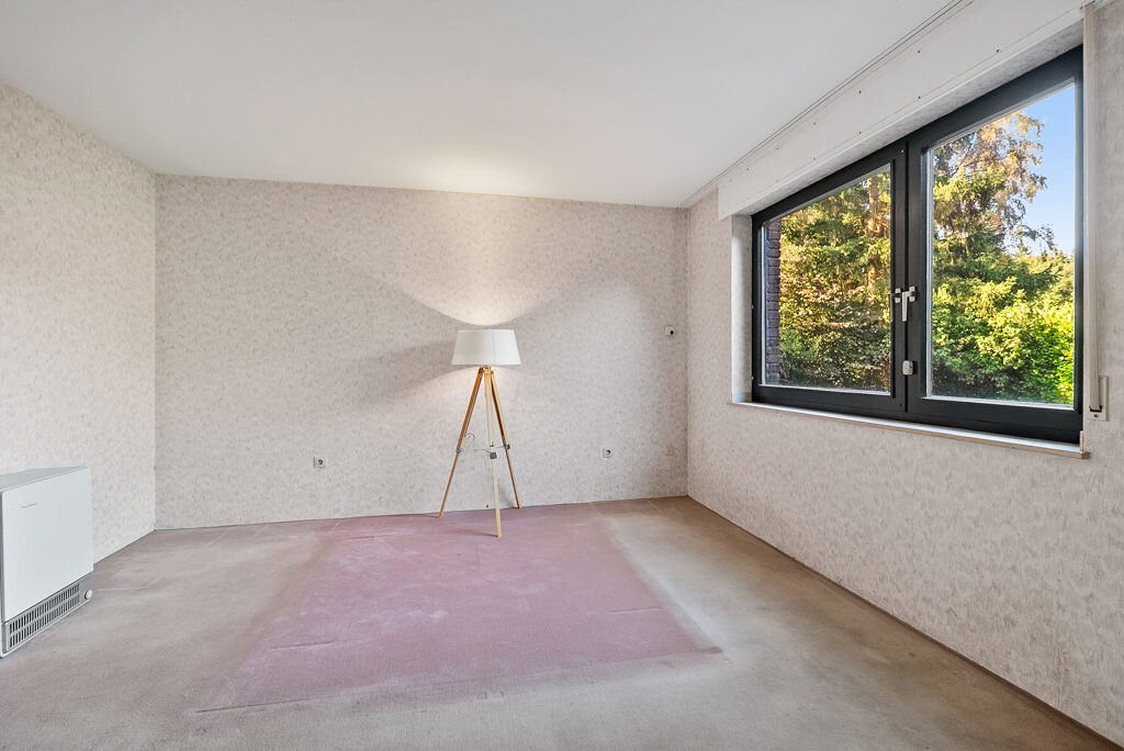 Immobilienangebot - Roetgen - Wohnen - Freistehendes Einfamilienhaus auf großzügigem Grundstück in Südwestlage mit 2 integrierten Garagen