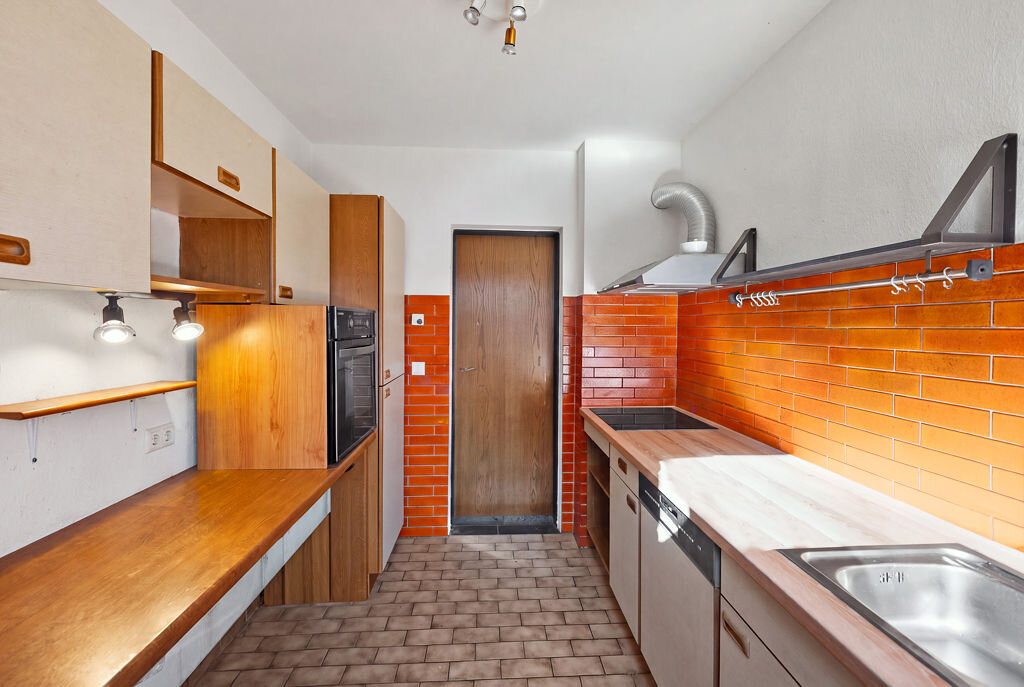 Immobilienangebot - Roetgen - Wohnen - Freistehendes Einfamilienhaus auf großzügigem Grundstück in Südwestlage mit 2 integrierten Garagen