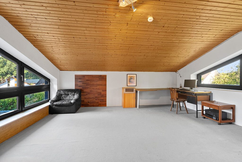Immobilienangebot - Roetgen - Wohnen - Freistehendes Einfamilienhaus auf großzügigem Grundstück in Südwestlage mit 2 integrierten Garagen