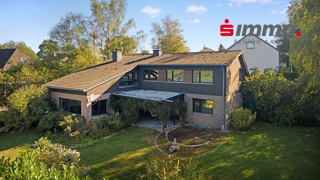 Immobilienangebot - Roetgen - Wohnen - Freistehendes Einfamilienhaus auf großzügigem Grundstück in Südwestlage mit 2 integrierten Garagen