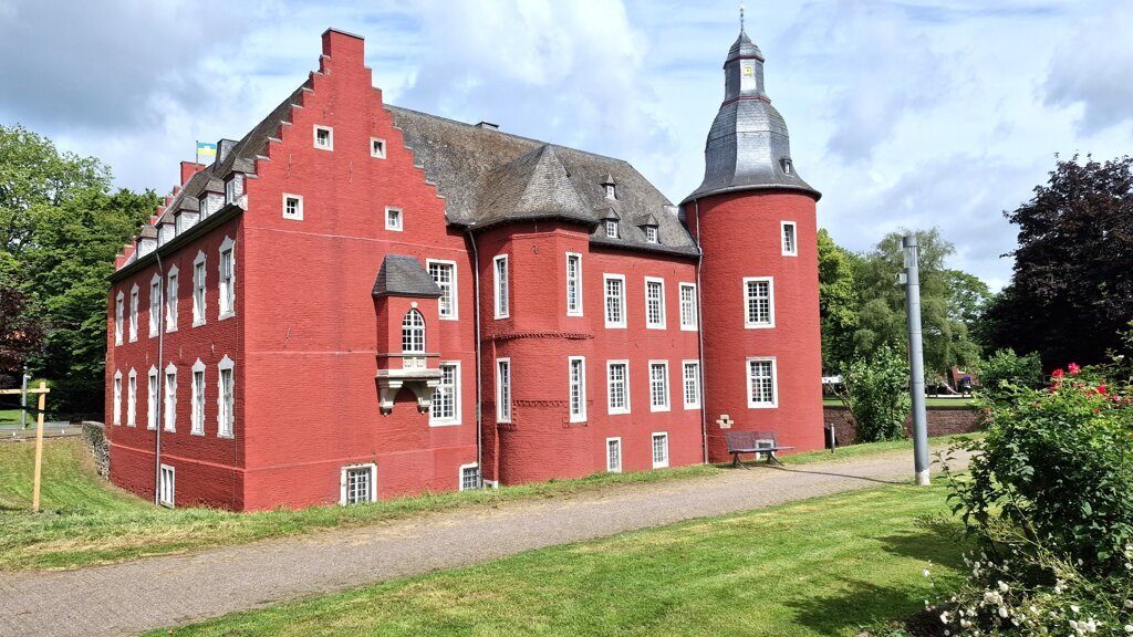 Immobilienangebot - Alsdorf - Wohnen - Nähe Burgpark!
Vermietetes Wohn- und Geschäftshaus als solide Kapitalanlage im Herzen der Stadt