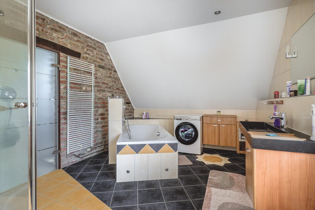 Immobilienangebot - Würselen - Wohnen - Fernblick inklusive!
Einfamilienhaus mit mehreren Lagerhallen und weitläufigem Grundstück