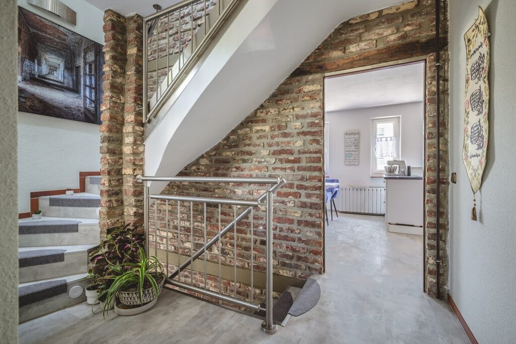 Immobilienangebot - Würselen - Wohnen - Fernblick inklusive!
Einfamilienhaus mit mehreren Lagerhallen und weitläufigem Grundstück