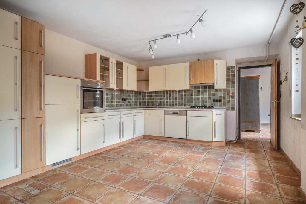 Immobilienangebot - Würselen - Wohnen - Fernblick inklusive!
Einfamilienhaus mit mehreren Lagerhallen und weitläufigem Grundstück