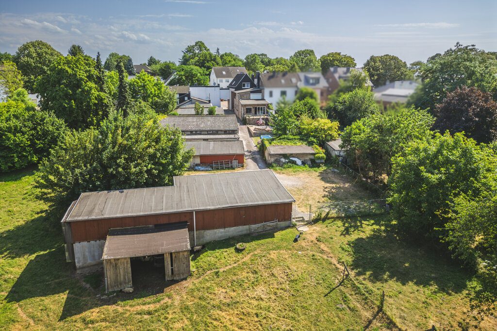 Immobilienangebot - Würselen - Wohnen - Fernblick inklusive!
Einfamilienhaus mit mehreren Lagerhallen und weitläufigem Grundstück