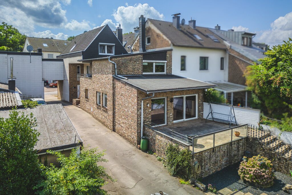 Immobilienangebot - Würselen - Wohnen - Fernblick inklusive!
Einfamilienhaus mit mehreren Lagerhallen und weitläufigem Grundstück