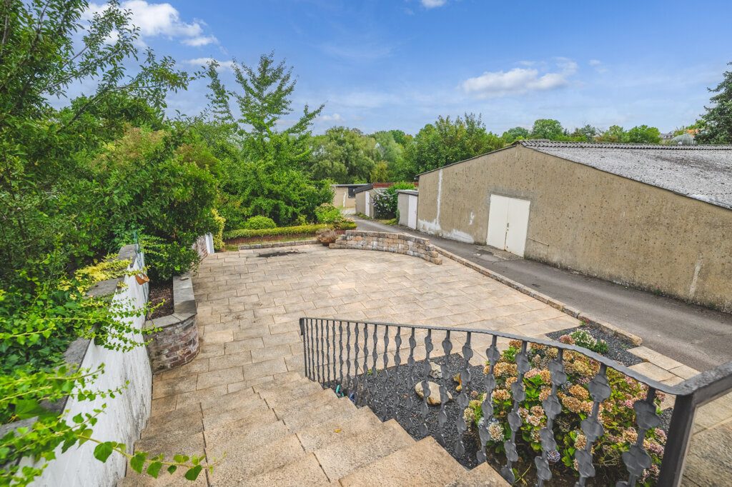 Immobilienangebot - Würselen - Wohnen - Fernblick inklusive!
Einfamilienhaus mit mehreren Lagerhallen und weitläufigem Grundstück