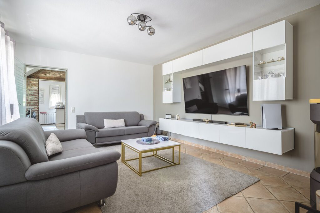Immobilienangebot - Würselen - Wohnen - Fernblick inklusive!
Einfamilienhaus mit mehreren Lagerhallen und weitläufigem Grundstück