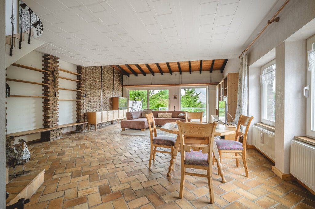 Immobilienangebot - Würselen - Wohnen - Fernblick inklusive!
Einfamilienhaus mit mehreren Lagerhallen und weitläufigem Grundstück