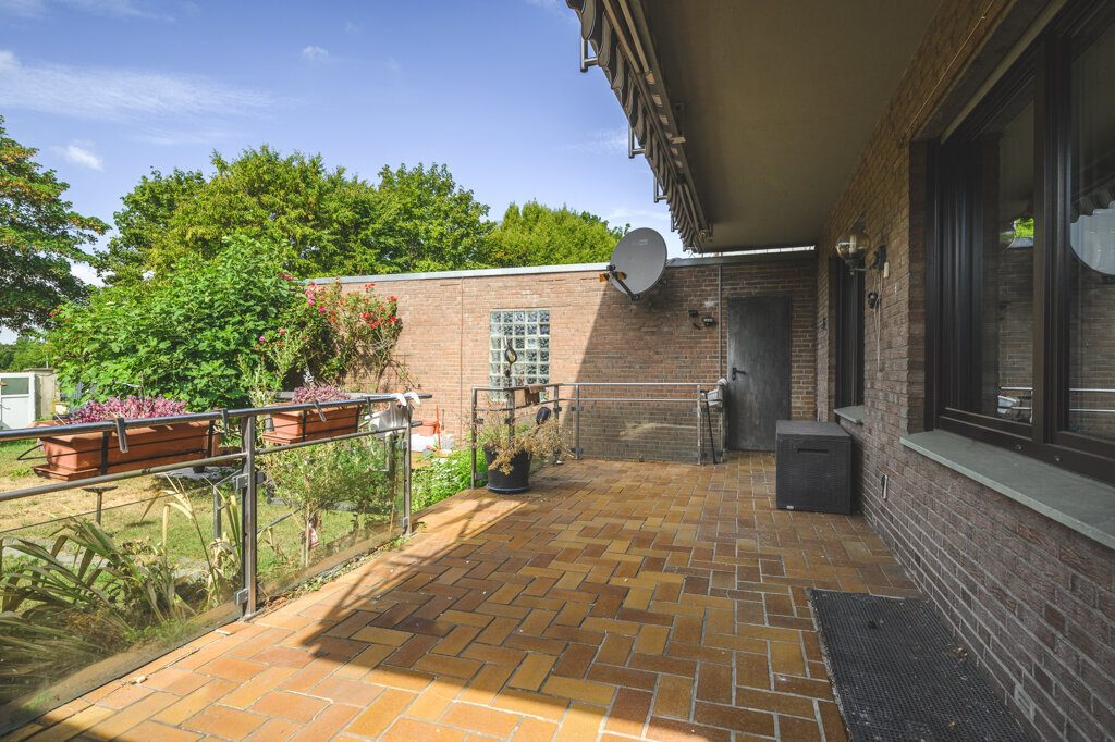 Immobilienangebot - Alsdorf - Wohnen - Zweifamilienhaus mit familienfreundlichem Garten, Balkon und großer Garage in Alsdorf-Mitte