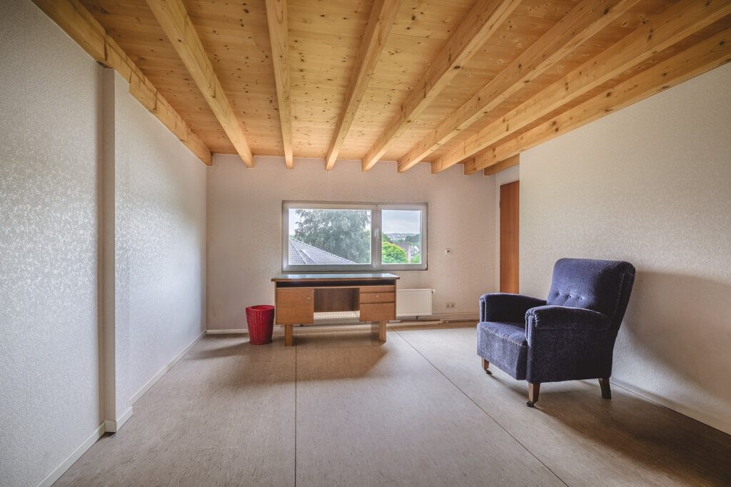 Immobilienangebot - Aachen - Wohnen - Laurensberg!
Freistehendes Zweifamilienhaus mit großen Zusatzflächen und traumhaftem Grundstück