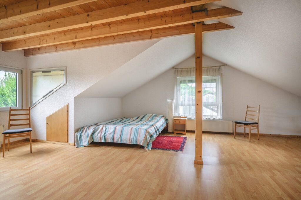 Immobilienangebot - Aachen - Wohnen - Laurensberg!
Freistehendes Zweifamilienhaus mit großen Zusatzflächen und traumhaftem Grundstück