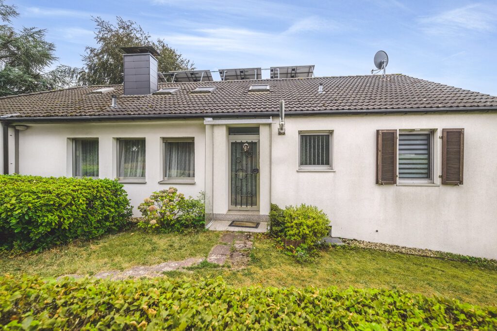Immobilienangebot - Aachen - Wohnen - Laurensberg!
Freistehendes Zweifamilienhaus mit großen Zusatzflächen und traumhaftem Grundstück