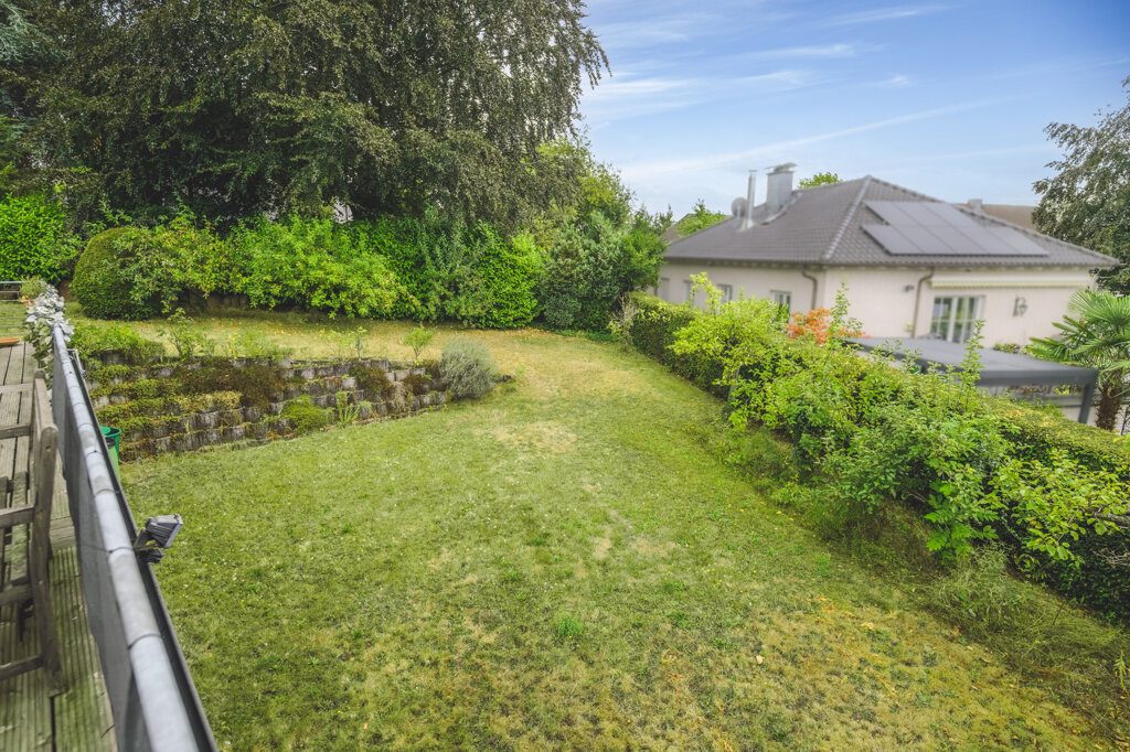Immobilienangebot - Aachen - Wohnen - Laurensberg!
Freistehendes Zweifamilienhaus mit großen Zusatzflächen und traumhaftem Grundstück
