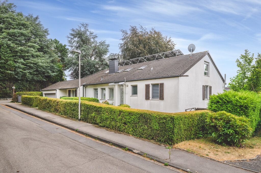 Immobilienangebot - Aachen - Wohnen - Laurensberg!
Freistehendes Zweifamilienhaus mit großen Zusatzflächen und traumhaftem Grundstück