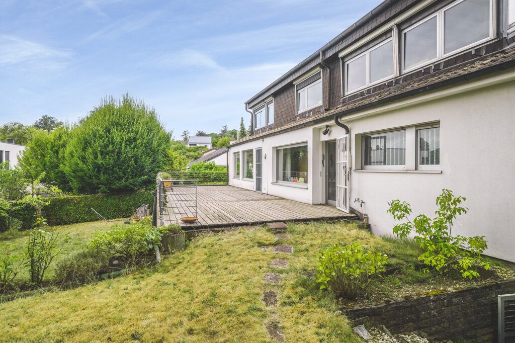 Immobilienangebot - Aachen - Wohnen - Laurensberg!
Freistehendes Zweifamilienhaus mit großen Zusatzflächen und traumhaftem Grundstück