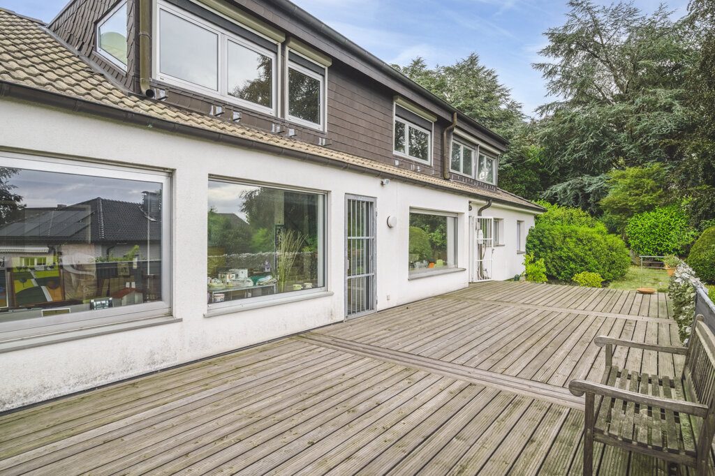 Immobilienangebot - Aachen - Wohnen - Laurensberg!
Freistehendes Zweifamilienhaus mit großen Zusatzflächen und traumhaftem Grundstück