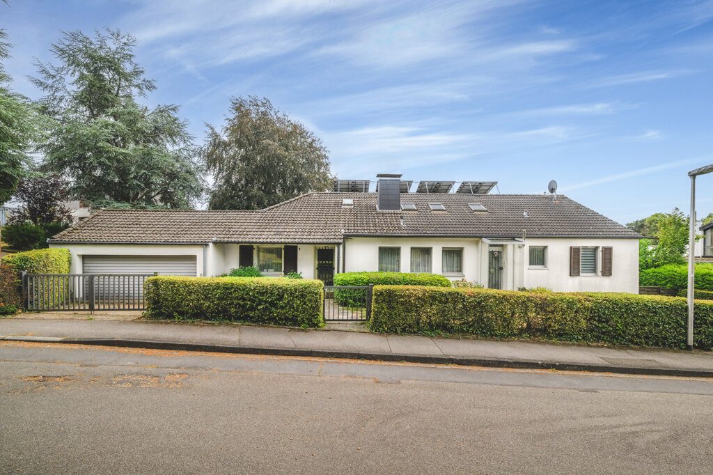 Immobilienangebot - Aachen - Wohnen - Laurensberg!
Freistehendes Zweifamilienhaus mit großen Zusatzflächen und traumhaftem Grundstück