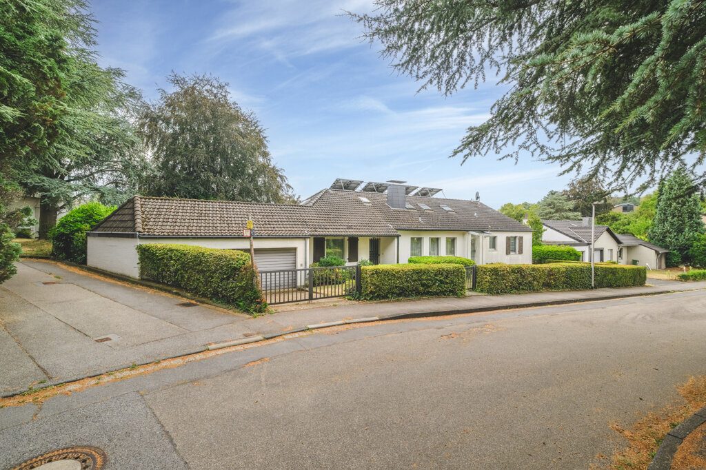 Immobilienangebot - Aachen - Wohnen - Laurensberg!
Freistehendes Zweifamilienhaus mit großen Zusatzflächen und traumhaftem Grundstück