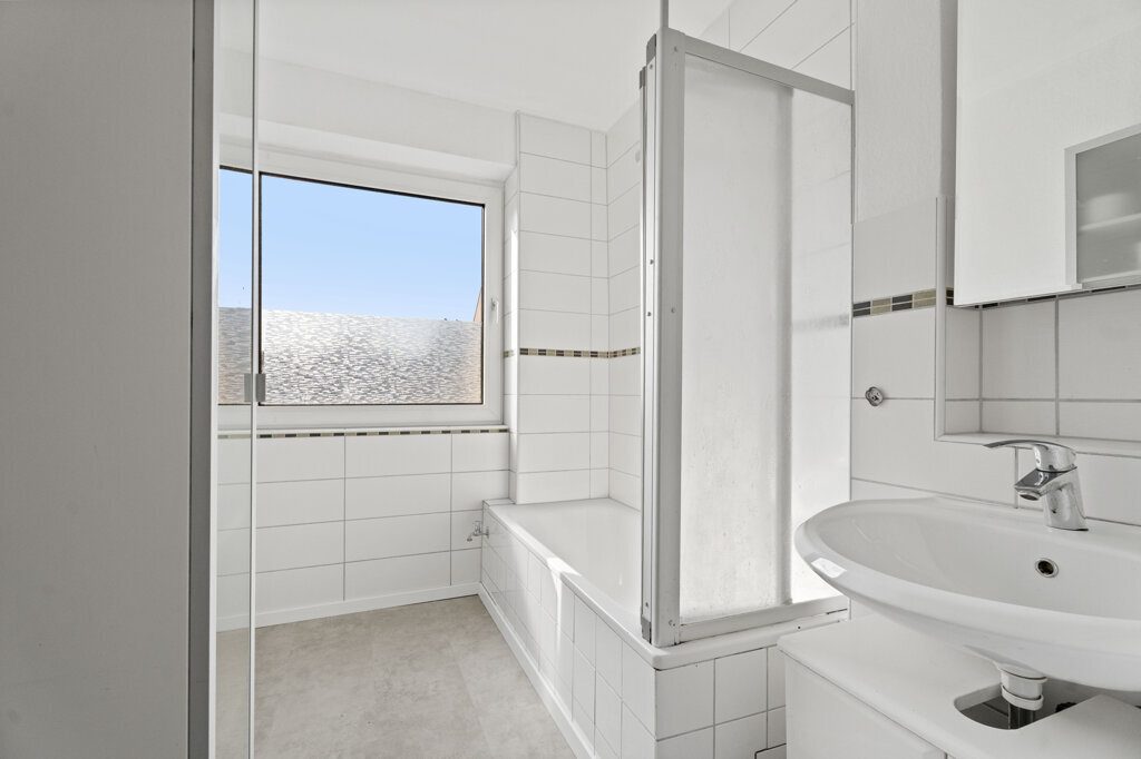 Immobilienangebot - Aachen - Renditehäuser - 10‑Familienhaus mit 8 Garagen in ruhiger Wohnlage. 3 Einheiten zur Übergabe bezugsfrei!