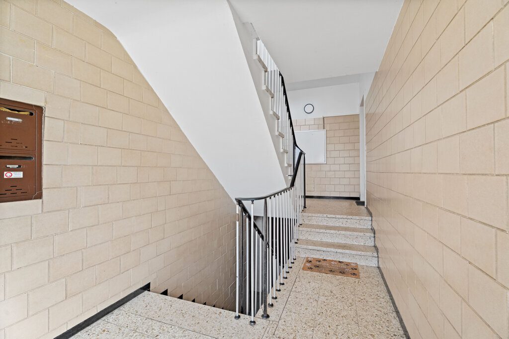 Immobilienangebot - Aachen - Renditehäuser - 10‑Familienhaus mit 8 Garagen in ruhiger Wohnlage. 3 Einheiten zur Übergabe bezugsfrei!