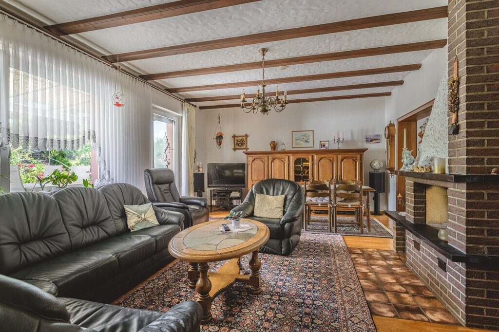 Immobilienangebot - Würselen - Wohnen - Broichweiden – Dobach!
Liebevoll gepflegtes Zweifamilienhaus mit zwei Garagen und großem Garten
