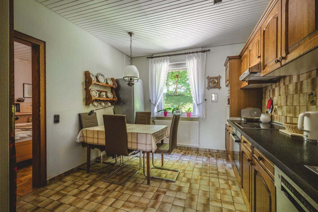 Immobilienangebot - Würselen - Wohnen - Broichweiden – Dobach!
Liebevoll gepflegtes Zweifamilienhaus mit zwei Garagen und großem Garten