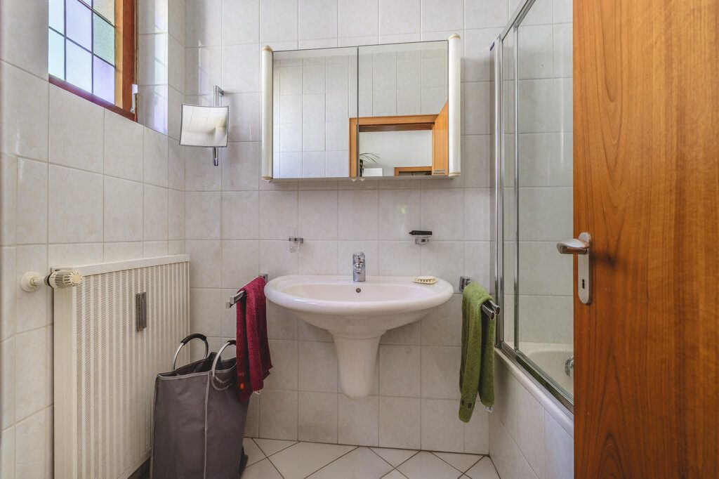 Immobilienangebot - Würselen - Wohnen - Broichweiden – Dobach!
Liebevoll gepflegtes Zweifamilienhaus mit zwei Garagen und großem Garten