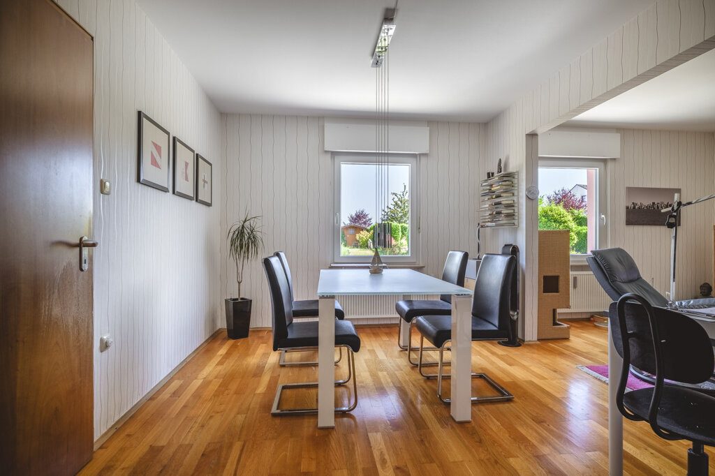 Immobilienangebot - Würselen - Wohnen - Broichweiden – Dobach!
Liebevoll gepflegtes Zweifamilienhaus mit zwei Garagen und großem Garten