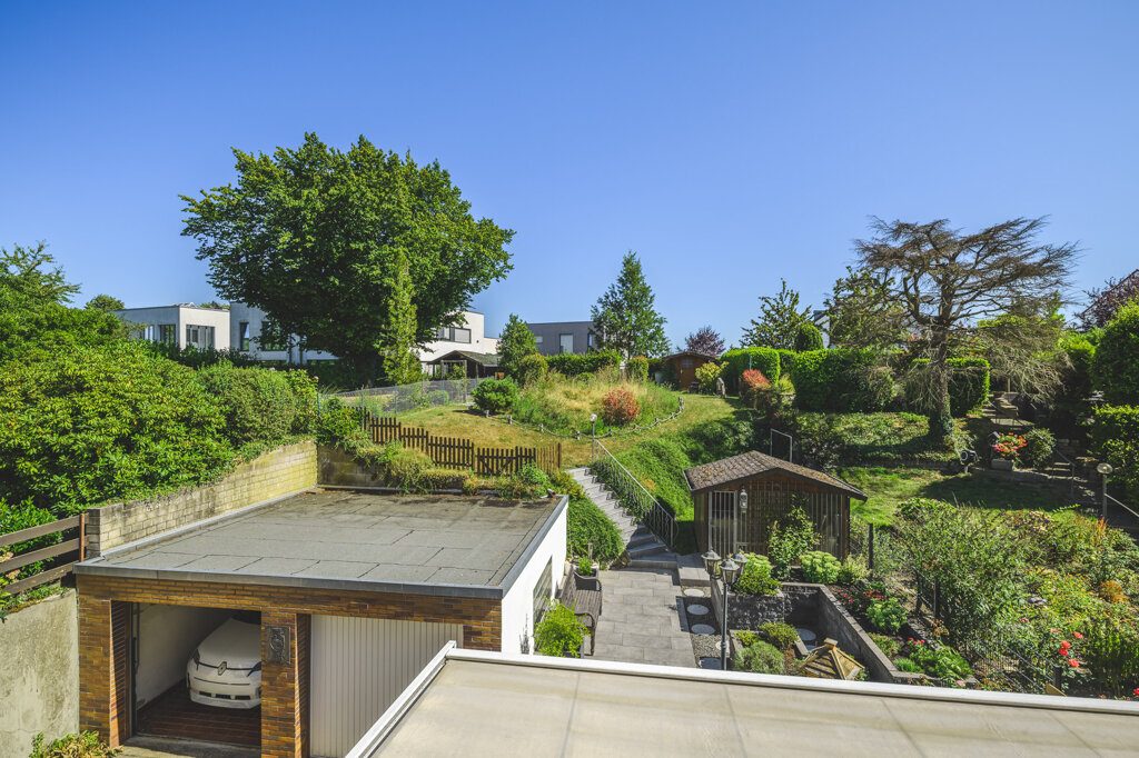 Immobilienangebot - Würselen - Wohnen - Broichweiden – Dobach!
Liebevoll gepflegtes Zweifamilienhaus mit zwei Garagen und großem Garten