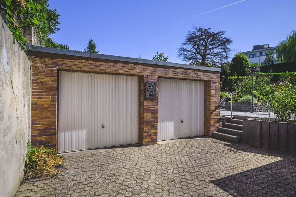 Immobilienangebot - Würselen - Wohnen - Broichweiden – Dobach!
Liebevoll gepflegtes Zweifamilienhaus mit zwei Garagen und großem Garten