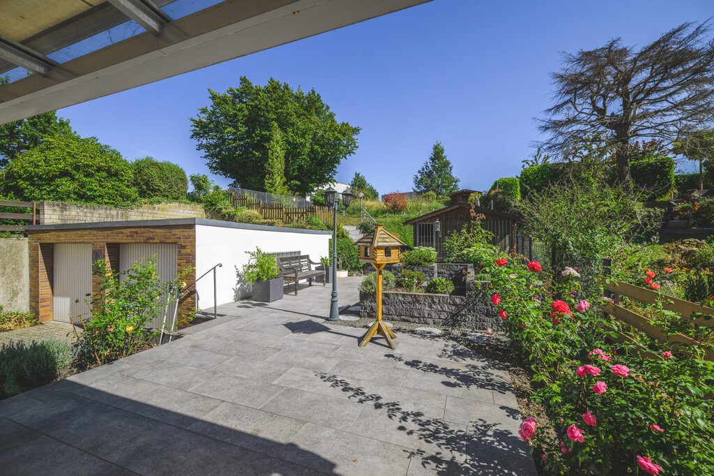 Immobilienangebot - Würselen - Wohnen - Broichweiden – Dobach!
Liebevoll gepflegtes Zweifamilienhaus mit zwei Garagen und großem Garten