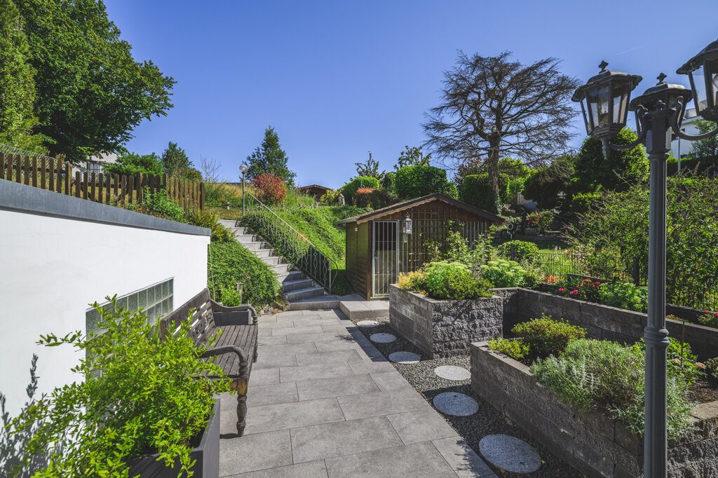 Immobilienangebot - Würselen - Wohnen - Broichweiden – Dobach!
Liebevoll gepflegtes Zweifamilienhaus mit zwei Garagen und großem Garten