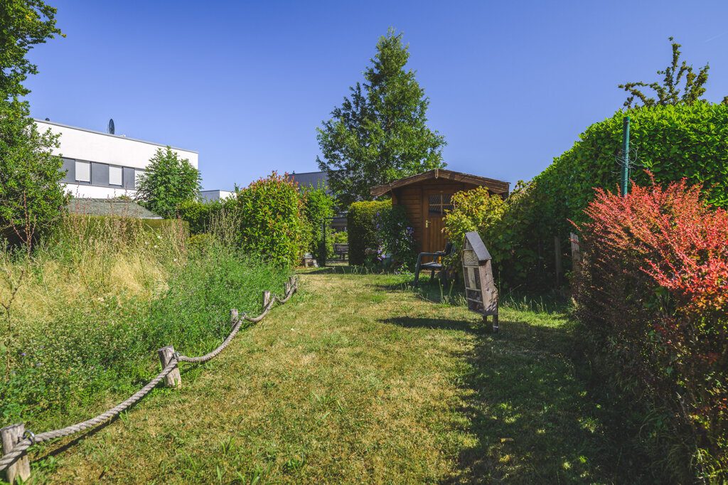 Immobilienangebot - Würselen - Wohnen - Broichweiden – Dobach!
Liebevoll gepflegtes Zweifamilienhaus mit zwei Garagen und großem Garten