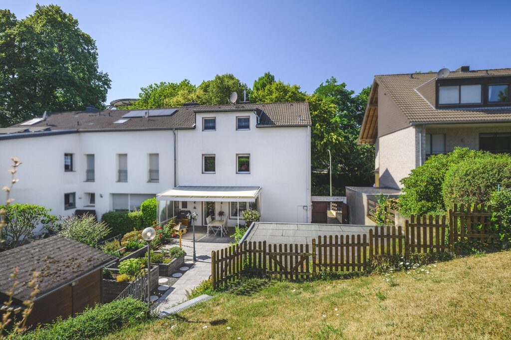 Immobilienangebot - Würselen - Wohnen - Broichweiden – Dobach!
Liebevoll gepflegtes Zweifamilienhaus mit zwei Garagen und großem Garten