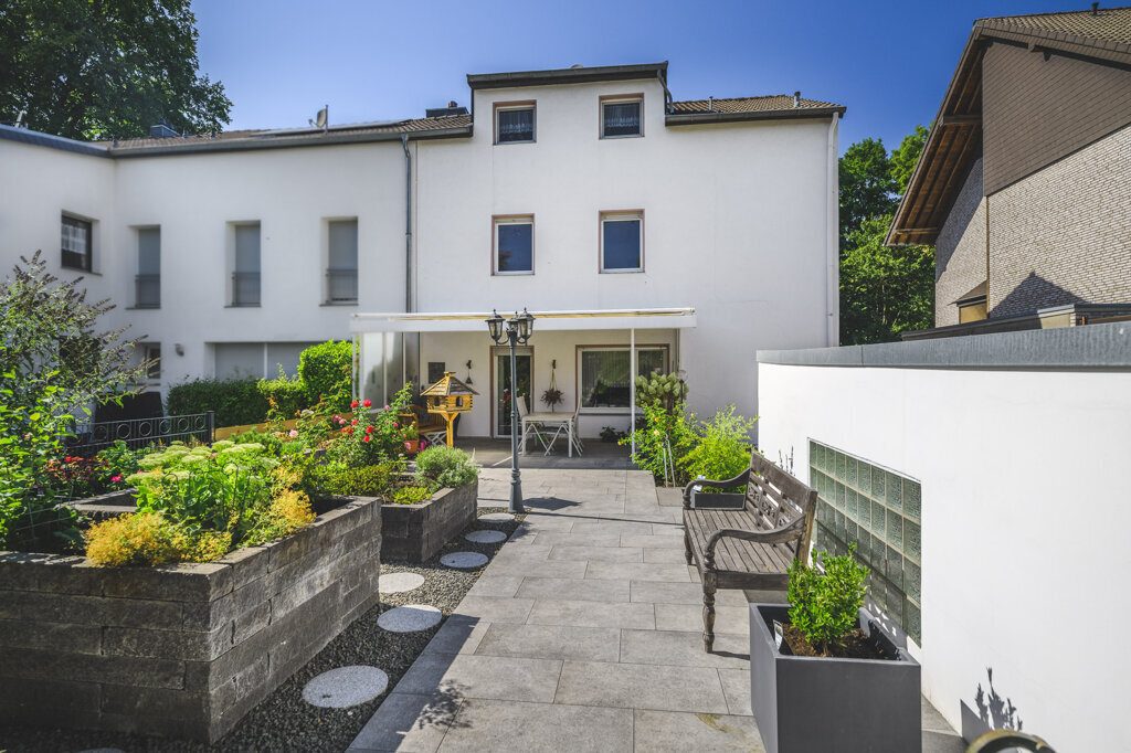 Immobilienangebot - Würselen - Wohnen - Broichweiden – Dobach!
Liebevoll gepflegtes Zweifamilienhaus mit zwei Garagen und großem Garten
