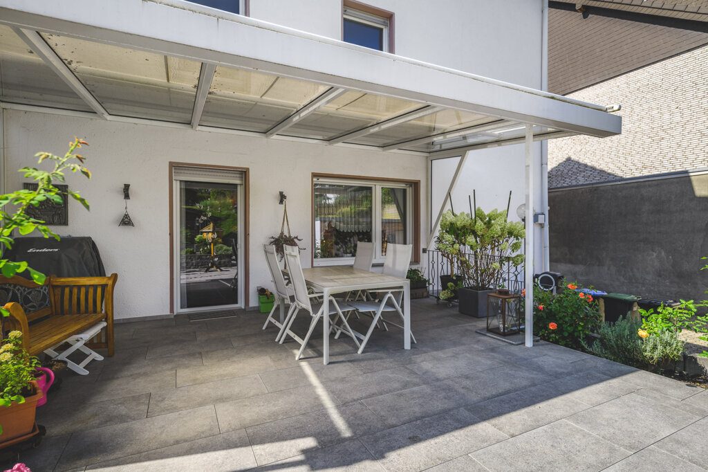 Immobilienangebot - Würselen - Wohnen - Broichweiden – Dobach!
Liebevoll gepflegtes Zweifamilienhaus mit zwei Garagen und großem Garten