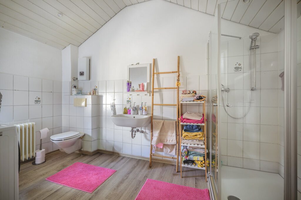 Immobilienangebot - Aachen - Wohnen - Großzügiges Zweifamilienhaus mit zwei
vermieteten Einheiten und zwei Stellplätzen