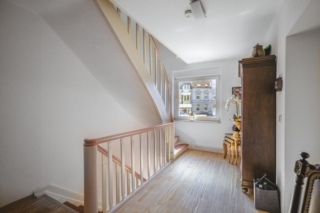 Immobilienangebot - Aachen - Wohnen - Großzügiges Zweifamilienhaus mit zwei
vermieteten Einheiten und zwei Stellplätzen