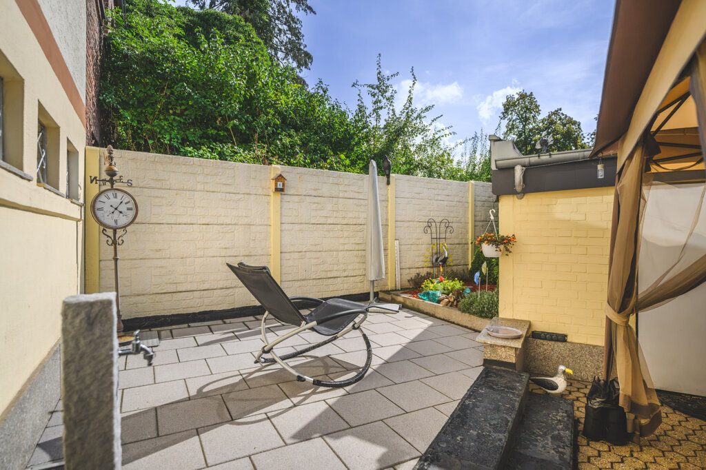 Immobilienangebot - Aachen - Wohnen - Großzügiges Zweifamilienhaus mit zwei
vermieteten Einheiten und zwei Stellplätzen