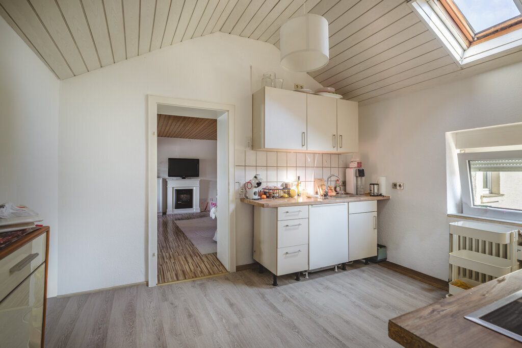 Immobilienangebot - Aachen - Wohnen - Großzügiges Zweifamilienhaus mit zwei
vermieteten Einheiten und zwei Stellplätzen