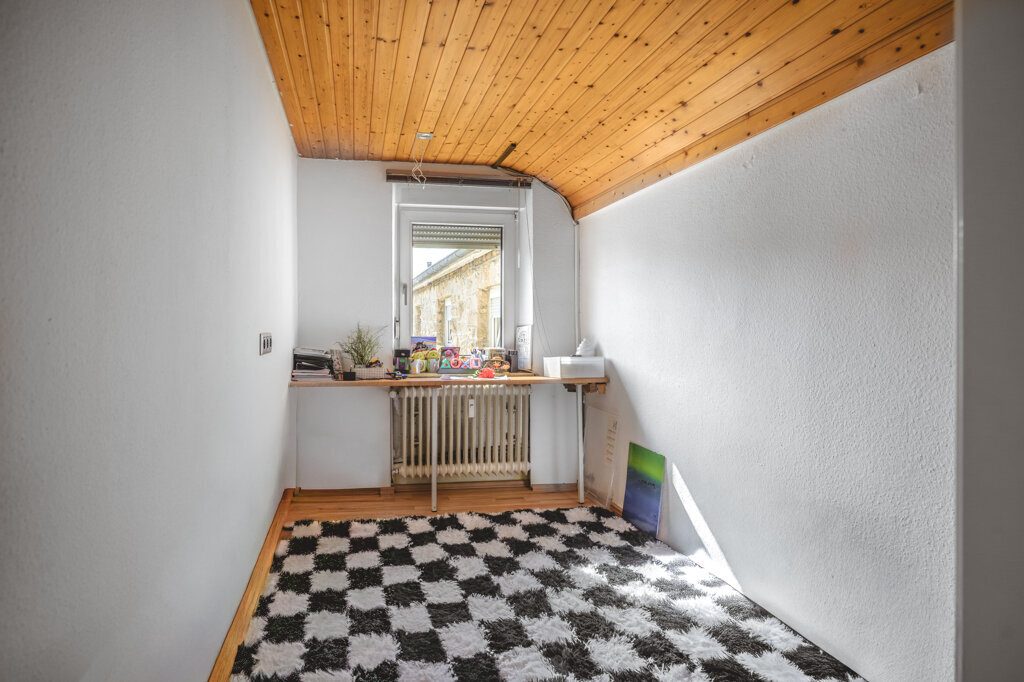 Immobilienangebot - Aachen - Wohnen - Großzügiges Zweifamilienhaus mit zwei
vermieteten Einheiten und zwei Stellplätzen