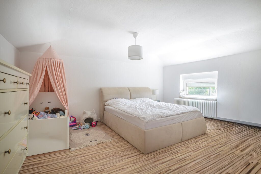Immobilienangebot - Aachen - Wohnen - Großzügiges Zweifamilienhaus mit zwei
vermieteten Einheiten und zwei Stellplätzen