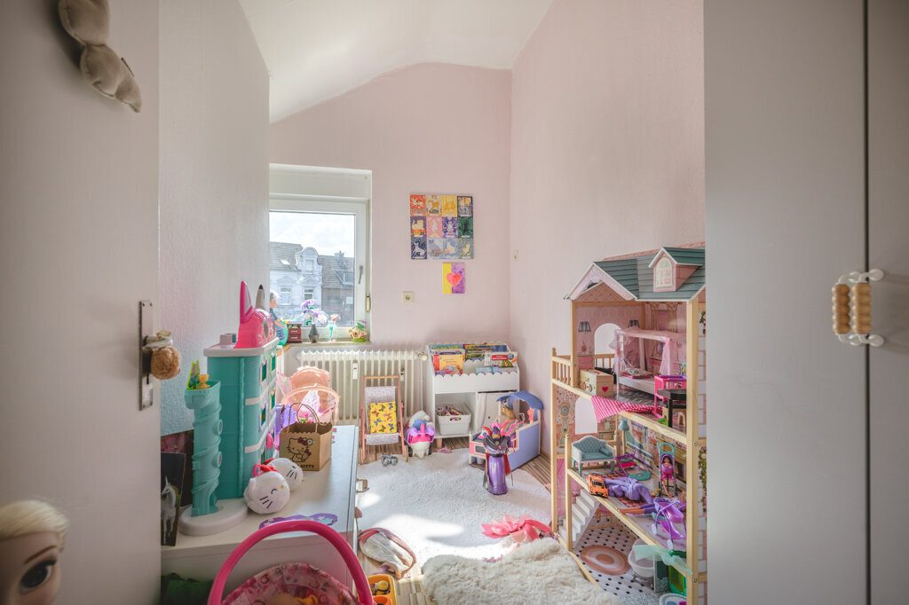 Immobilienangebot - Aachen - Wohnen - Großzügiges Zweifamilienhaus mit zwei
vermieteten Einheiten und zwei Stellplätzen