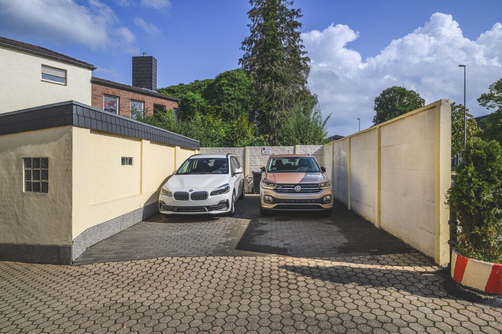 Immobilienangebot - Aachen - Wohnen - Großzügiges Zweifamilienhaus mit zwei
vermieteten Einheiten und zwei Stellplätzen