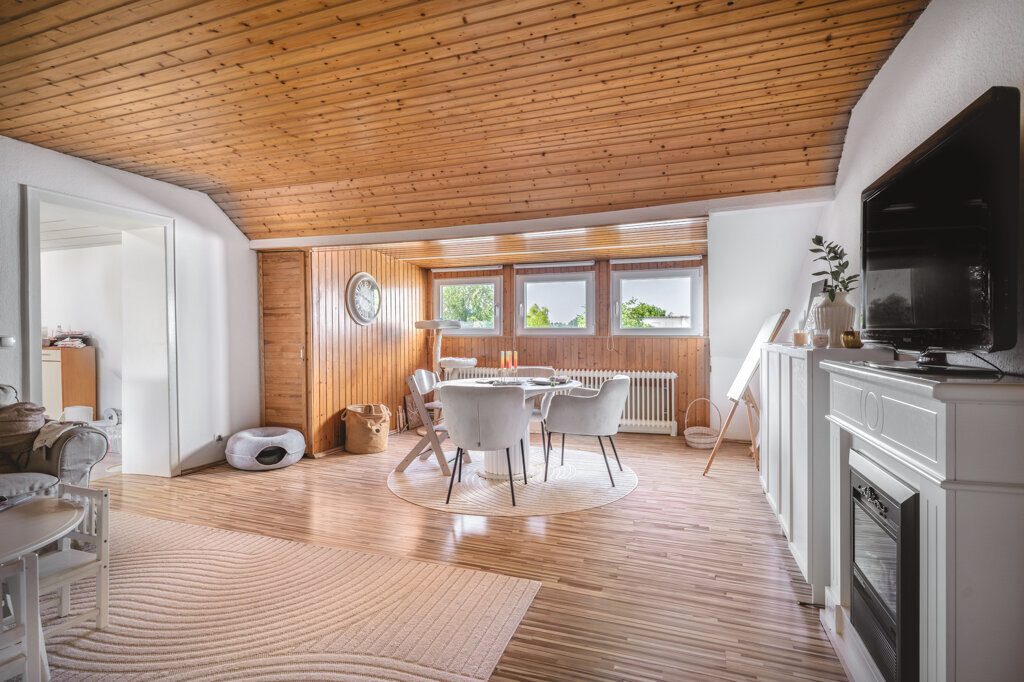 Immobilienangebot - Aachen - Wohnen - Großzügiges Zweifamilienhaus mit zwei
vermieteten Einheiten und zwei Stellplätzen