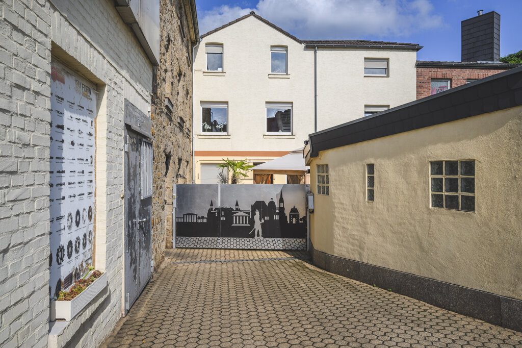 Immobilienangebot - Aachen - Wohnen - Großzügiges Zweifamilienhaus mit zwei
vermieteten Einheiten und zwei Stellplätzen