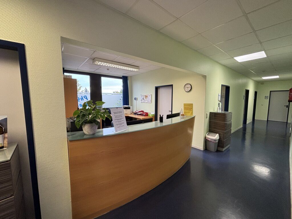 Immobilienangebot - Alsdorf - Rest/Spezial - Geräumige Praxis- oder Büroflächen mit 4 Pkw-Stellplätzen in gut frequentierter Lage